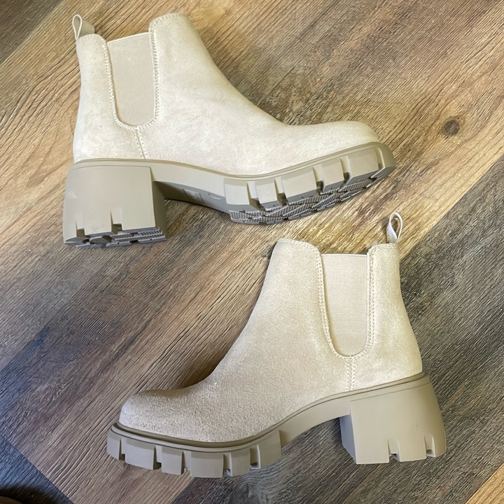 Steve Madden Howler Ankle Boots, 6.5, Sand Suede. New, never worn. In box